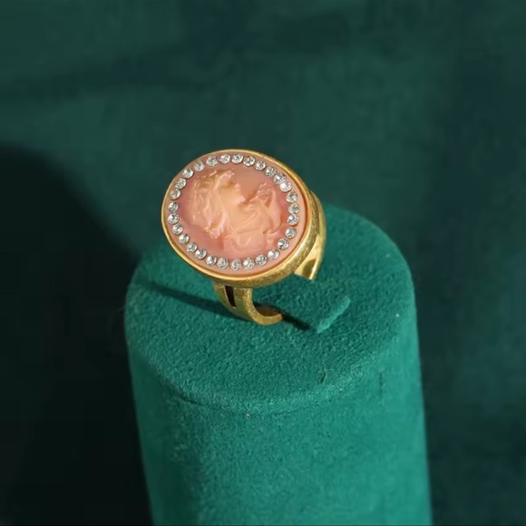 Vintage Aristocrat’s Cameo Antique Brass Masterpiece Ring - Picture 8 of 9